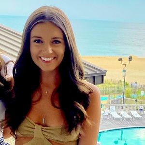 Meet your Posher, Maura